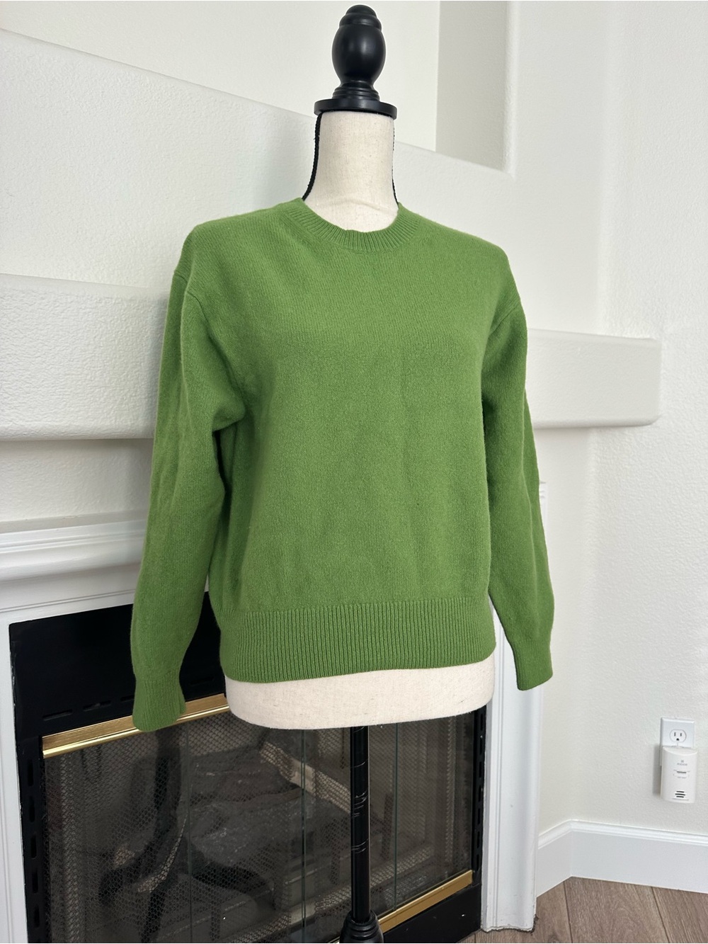 Uniqlo Women's Green 100% Wool Crewneck Sweater Size M